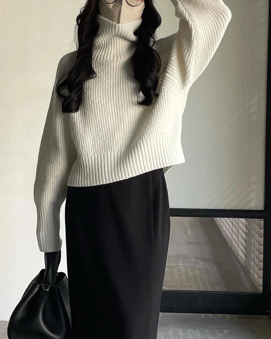 ハイネックラグランニット