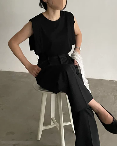 ノースリーブで現代的なスタイリッシュさをプラス。