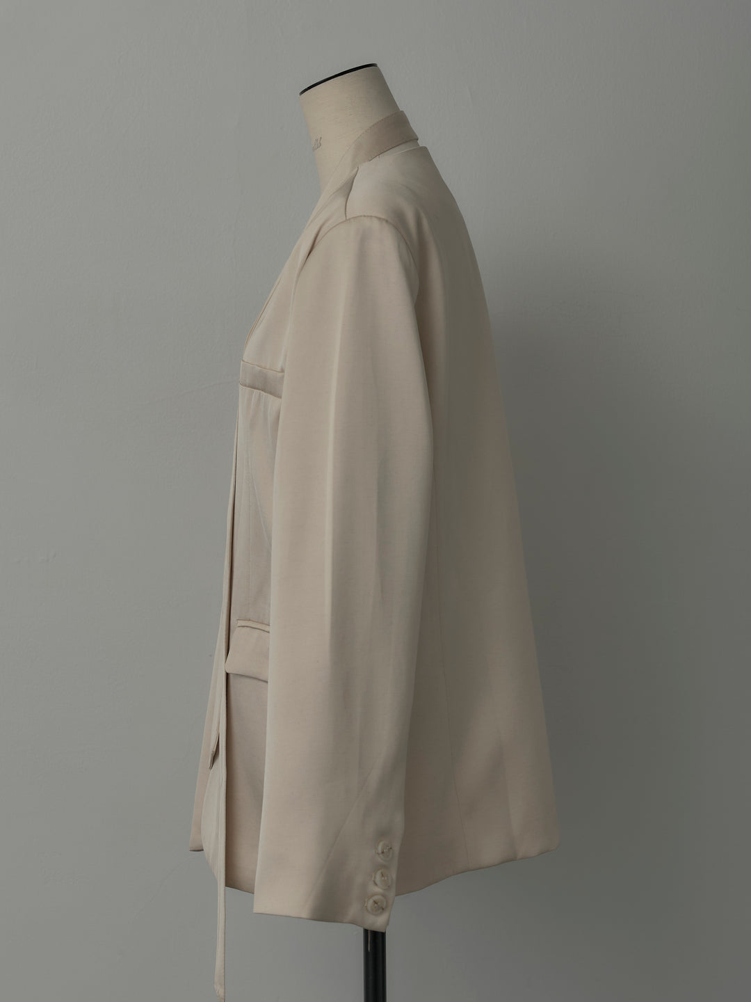 ノーカラーサテンジャケット