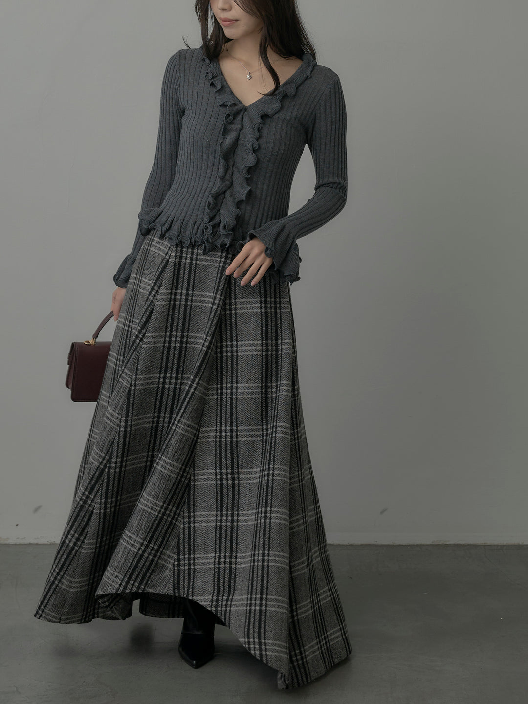 【SET】Vネックフリルデザインニットトップス+【Essential】クラシカルチェックウールタッチスカート(2set)