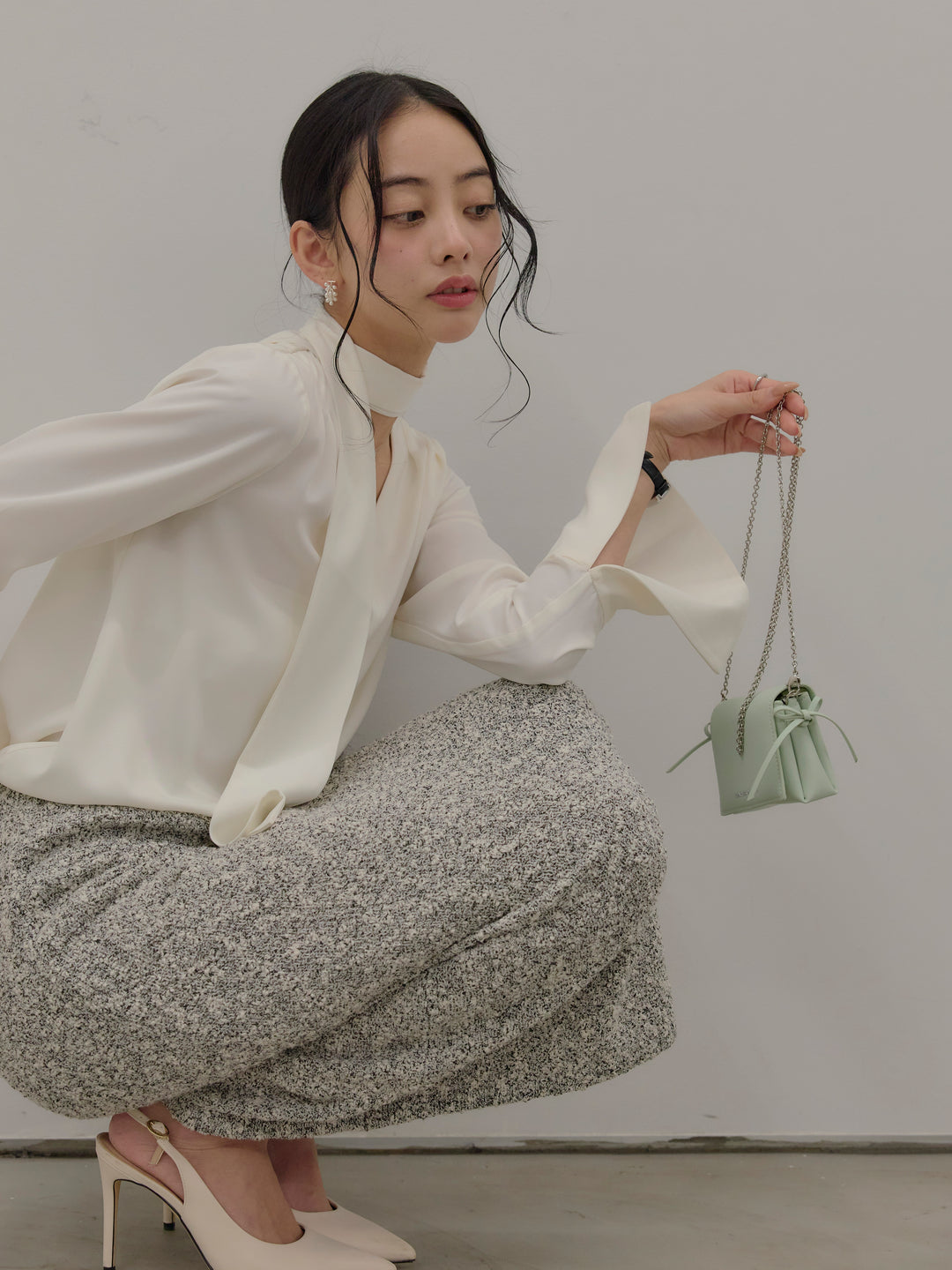 【SET】【Essential】2wayタイ付きベルスリーブサテンブラウス+ツイード風MIXスラブスカート(2set)