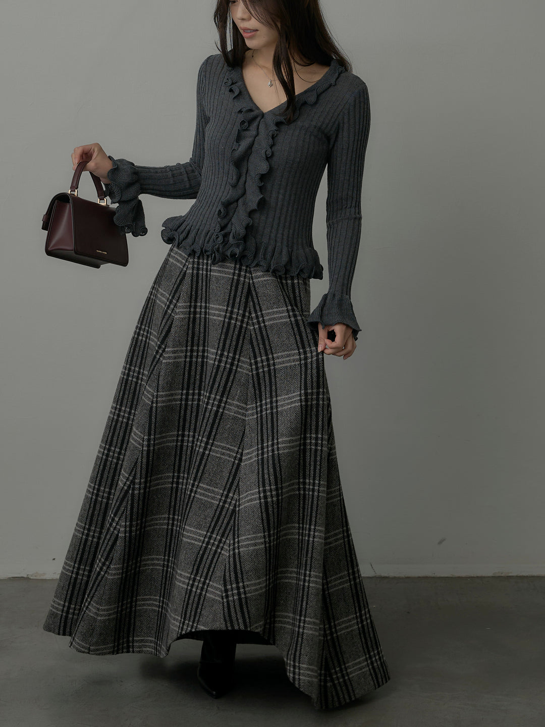 【SET】Vネックフリルデザインニットトップス+【Essential】クラシカルチェックウールタッチスカート(2set)