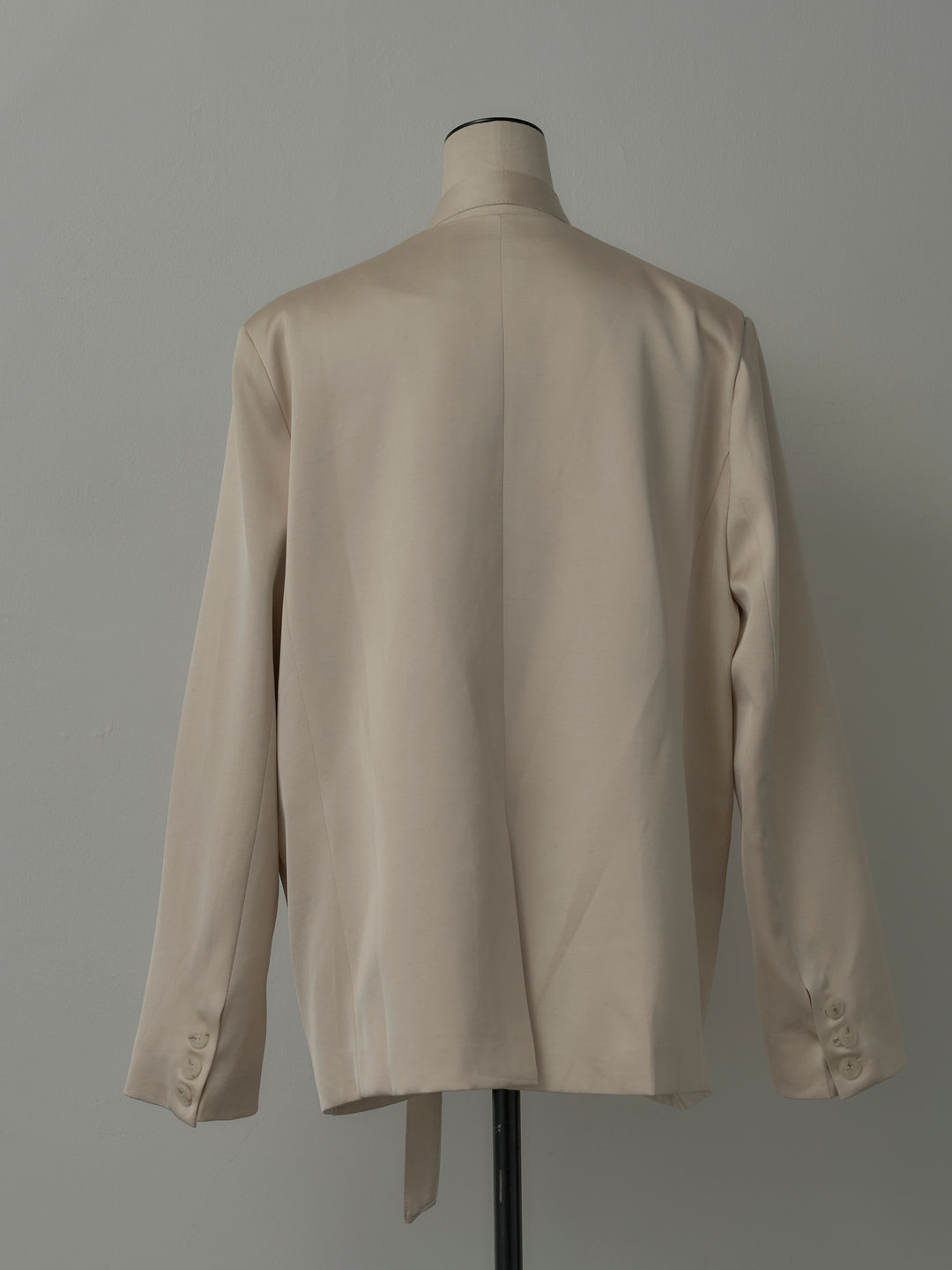 ノーカラーサテンジャケット