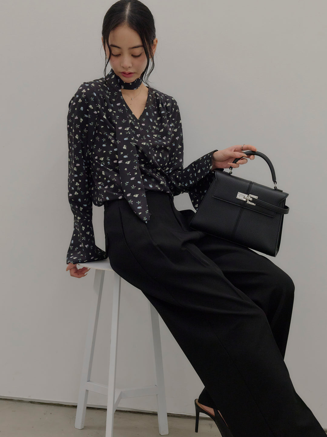 【Essential】2wayタイ付きベルスリーブサテンブラウス