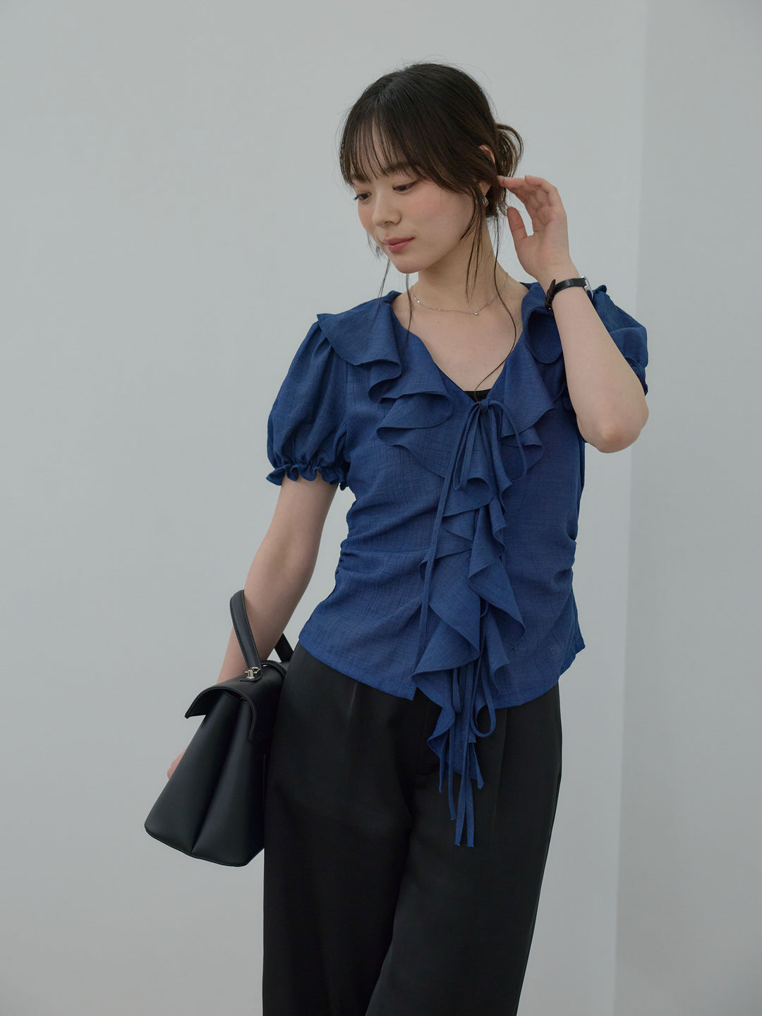 【SET】フロントラッフルパフスリーブブラウス+【Essential】センタープレスサテンパンツ(2set)