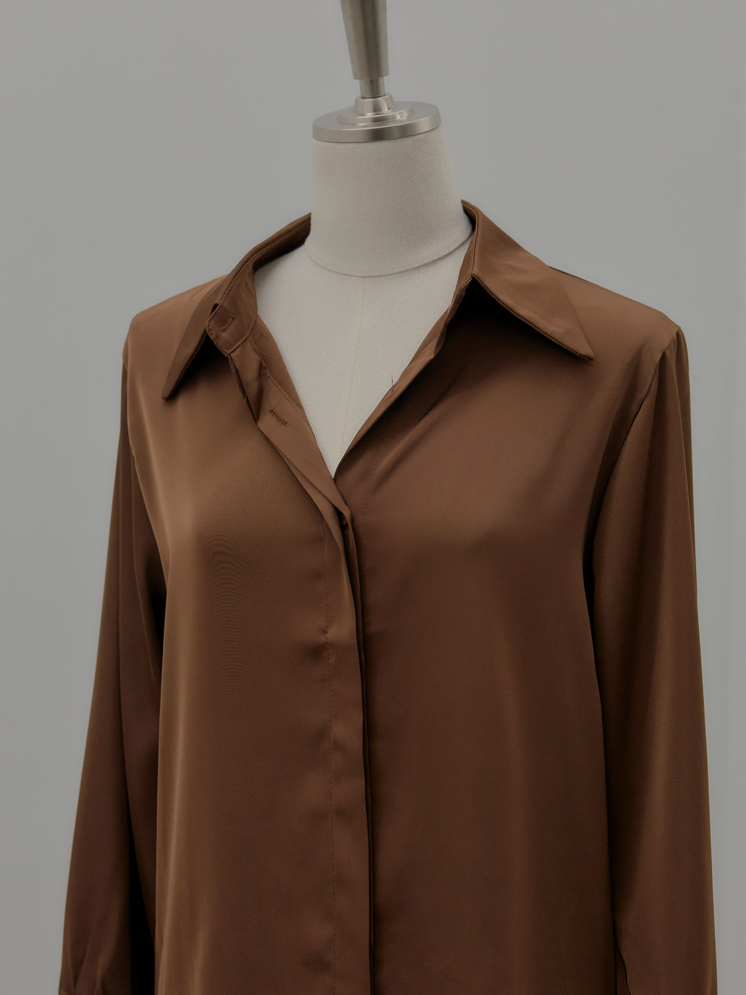 比翼仕立てサテンシャツ