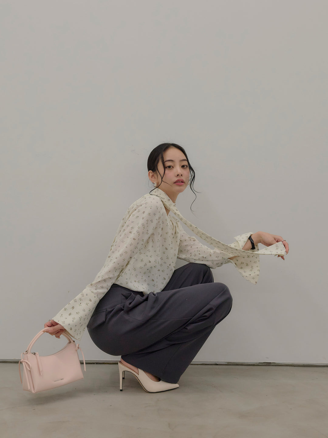 【Essential】2wayタイ付きベルスリーブサテンブラウス