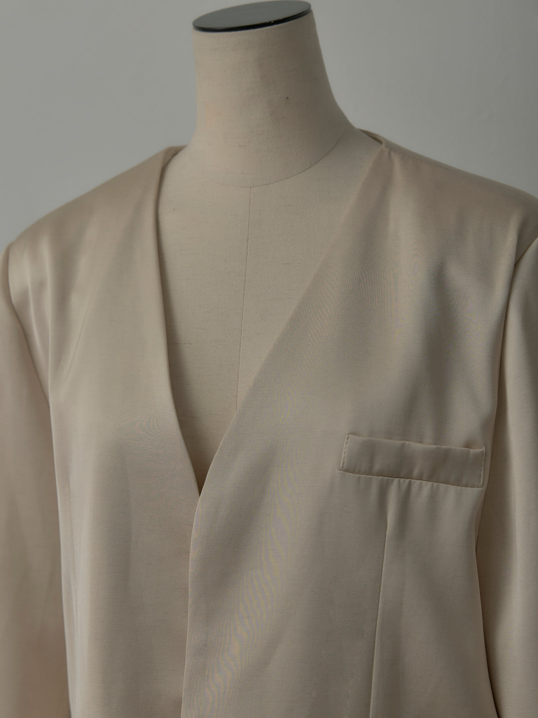 ノーカラーサテンジャケット