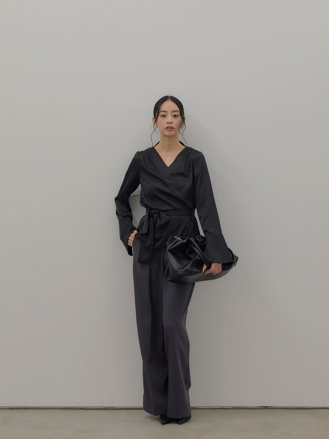 【Essential】2wayタイ付きベルスリーブサテンブラウス