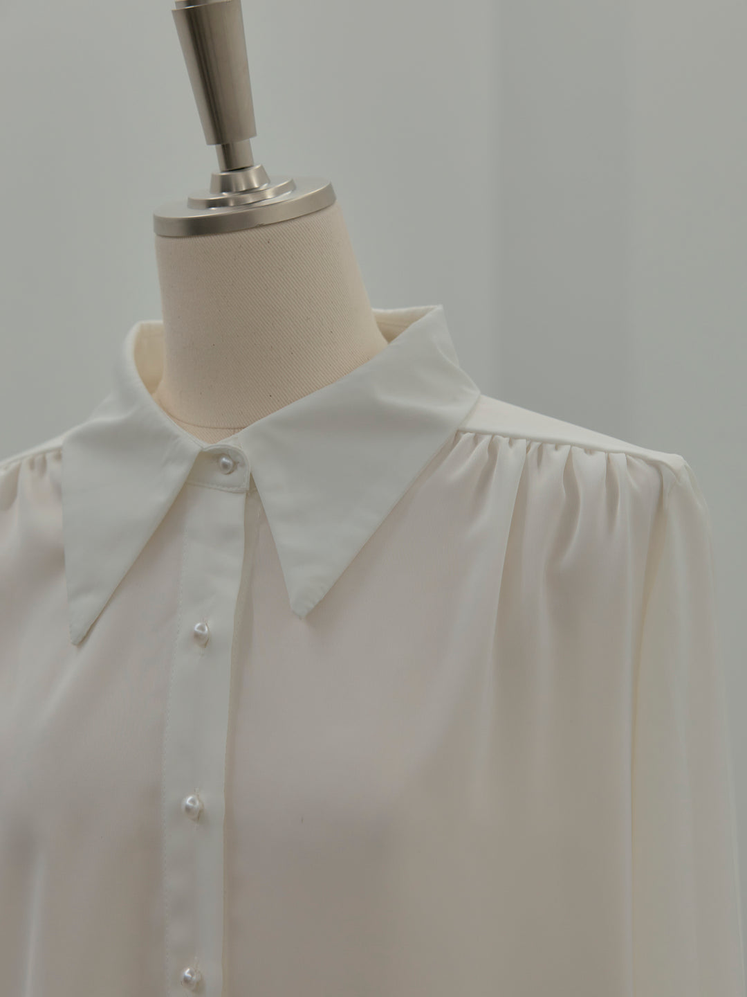 パールボタンサテンシャツ