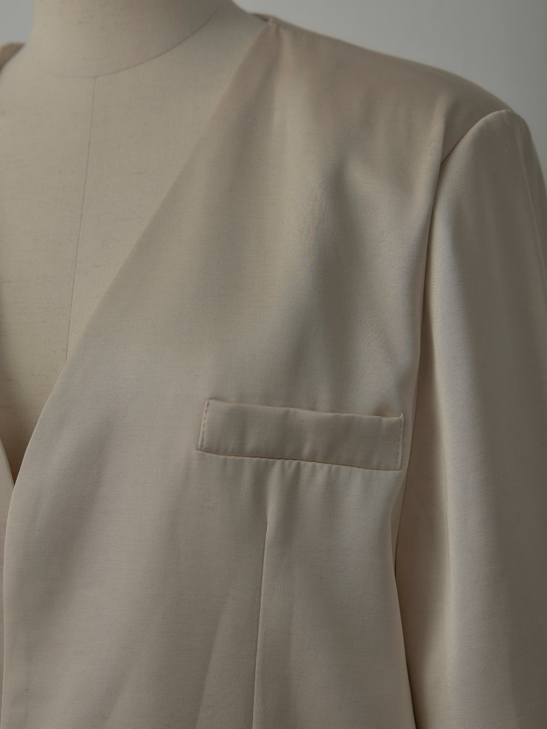 ノーカラーサテンジャケット