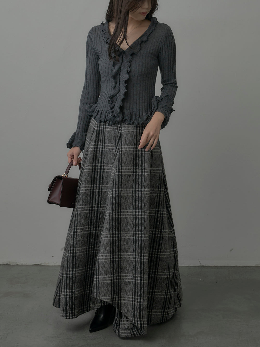 【SET】Vネックフリルデザインニットトップス+【Essential】クラシカルチェックウールタッチスカート(2set)