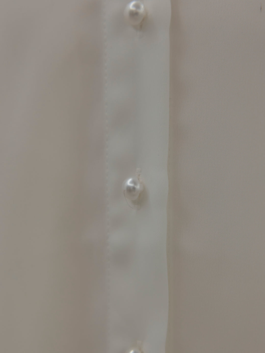 パールボタンサテンシャツ