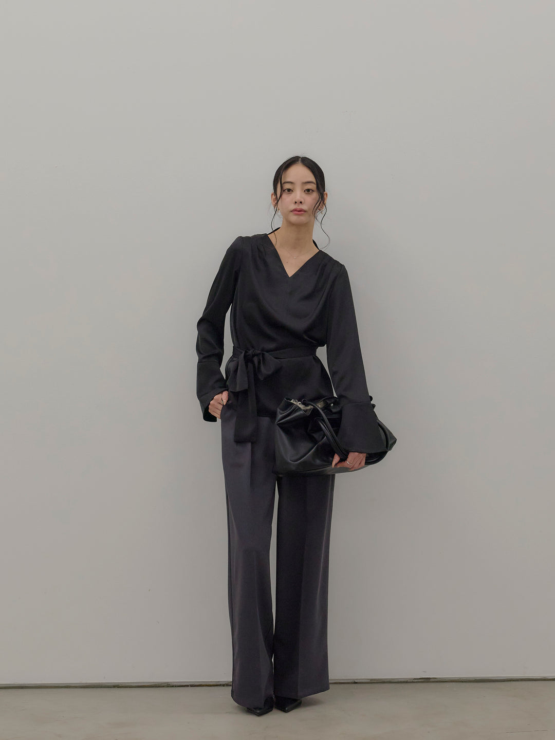 【Essential】2wayタイ付きベルスリーブサテンブラウス