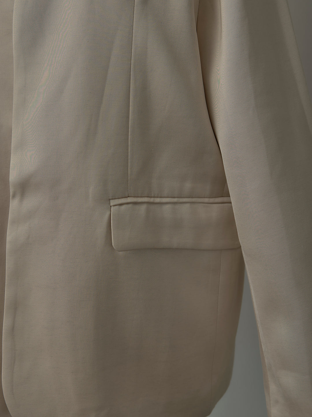 ノーカラーサテンジャケット