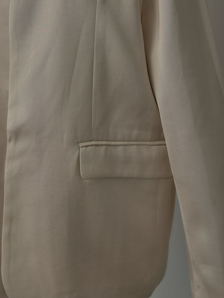 ノーカラーサテンジャケット