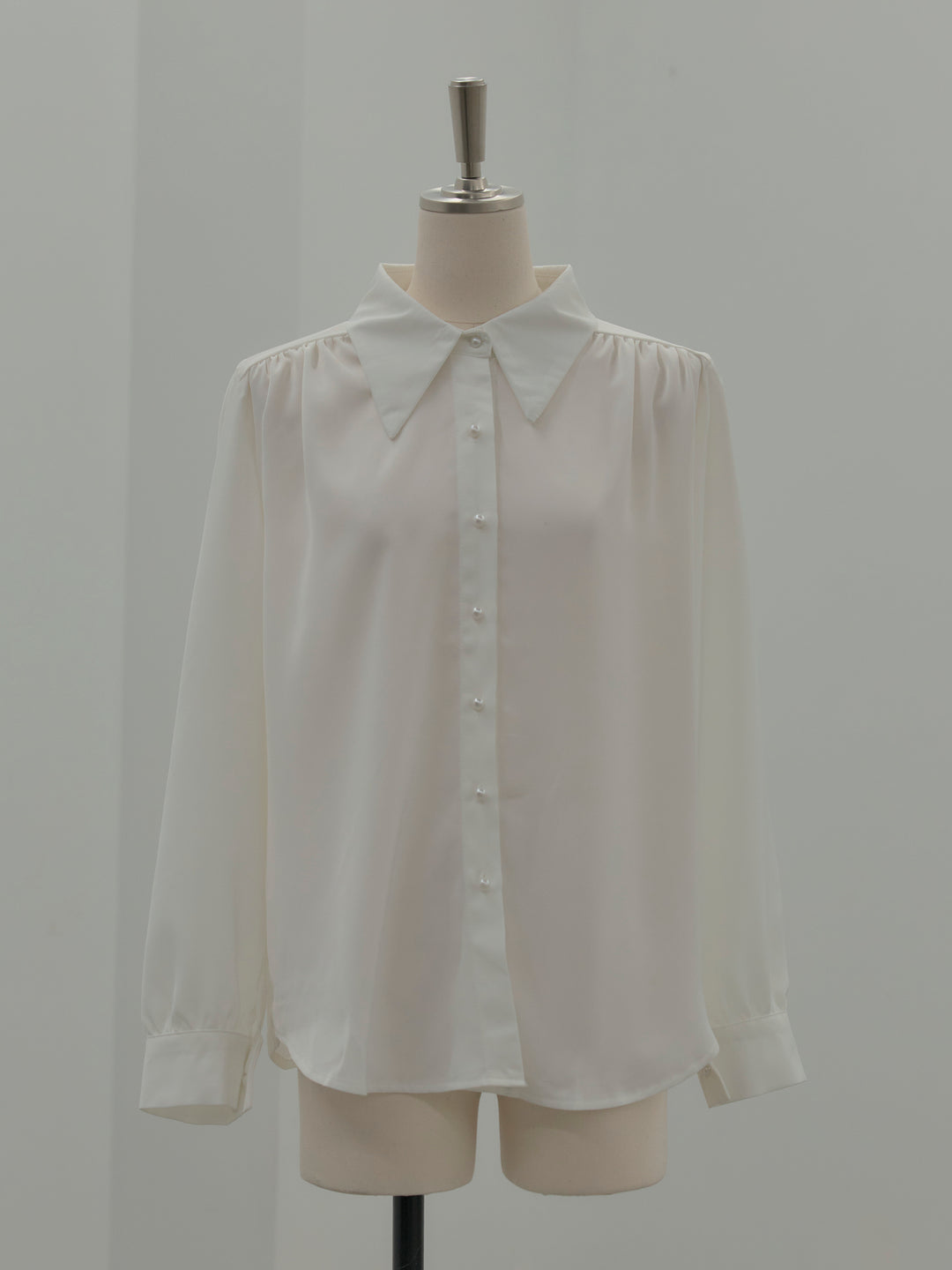 パールボタンサテンシャツ