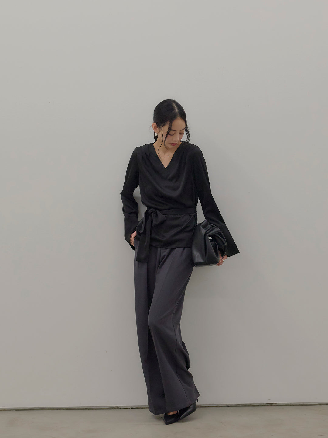 【Essential】2wayタイ付きベルスリーブサテンブラウス