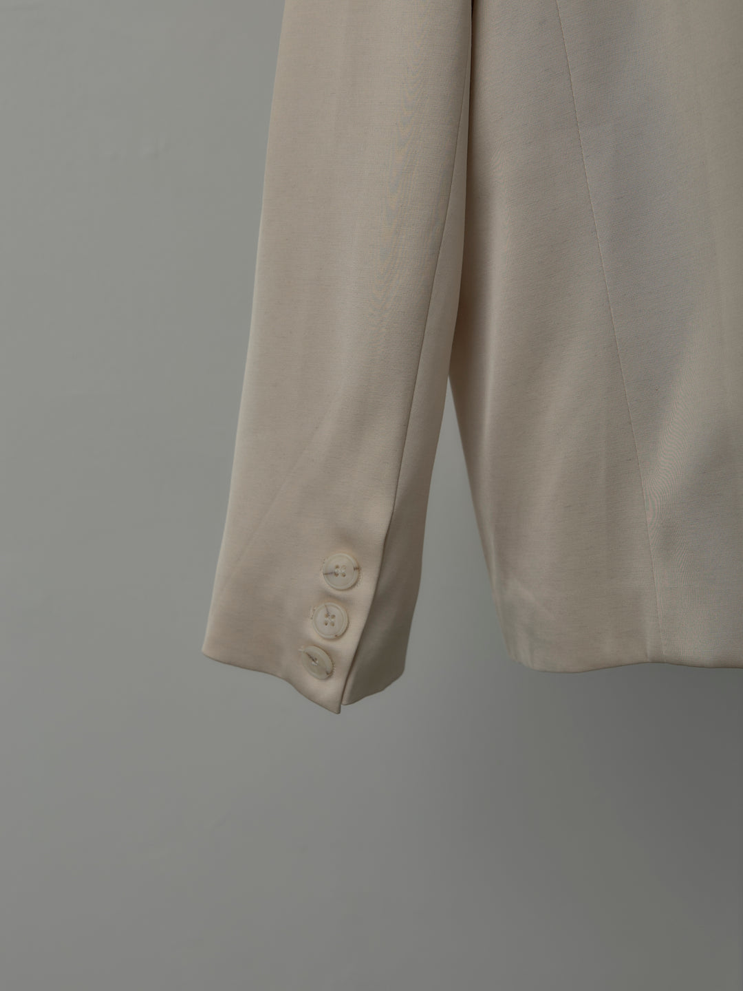 ノーカラーサテンジャケット