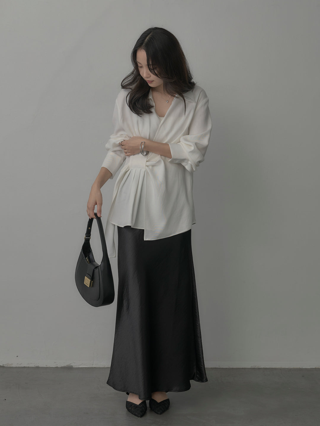 【SET】フロントラップデザインシャツ+ナローAラインサテンスカート(2set)