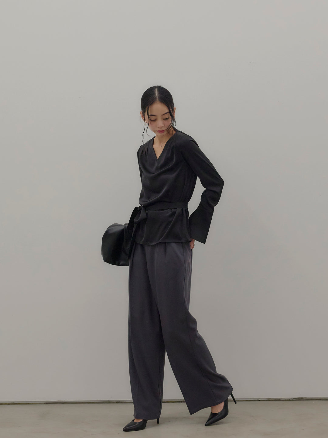 【Essential】2wayタイ付きベルスリーブサテンブラウス