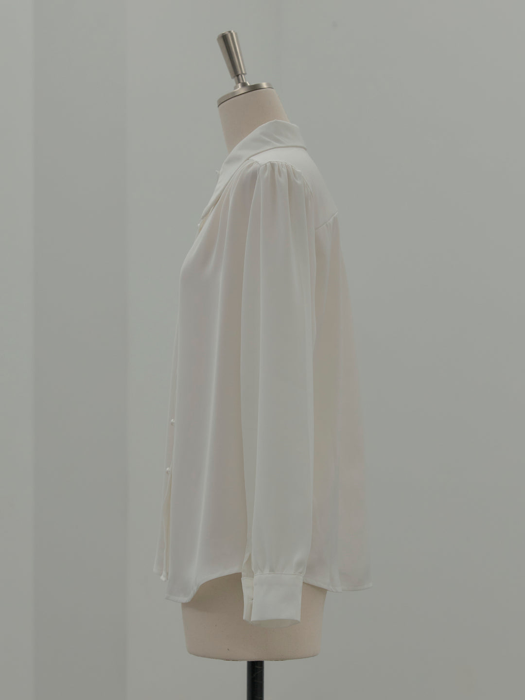 パールボタンサテンシャツ