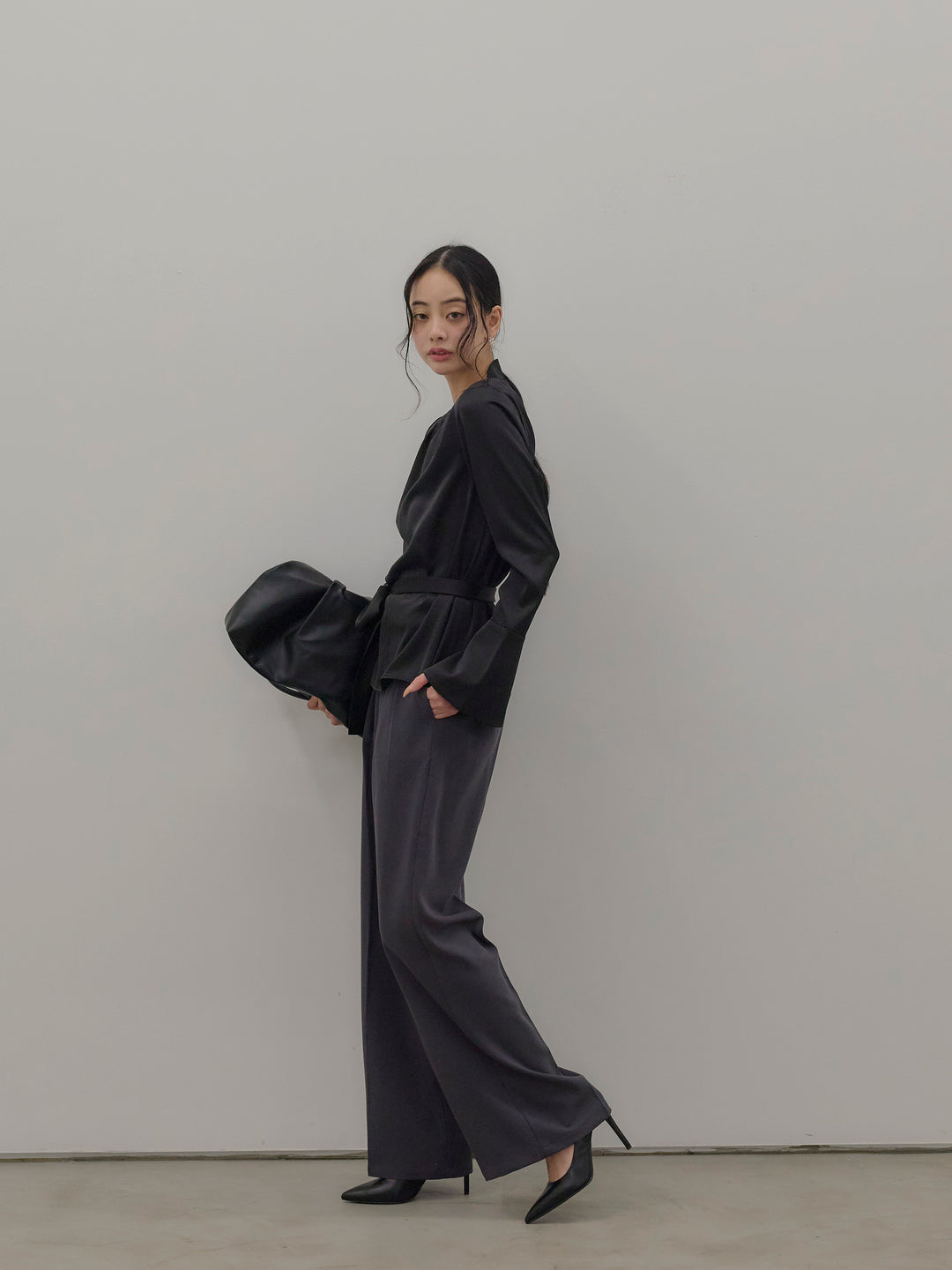 【Essential】2wayタイ付きベルスリーブサテンブラウス