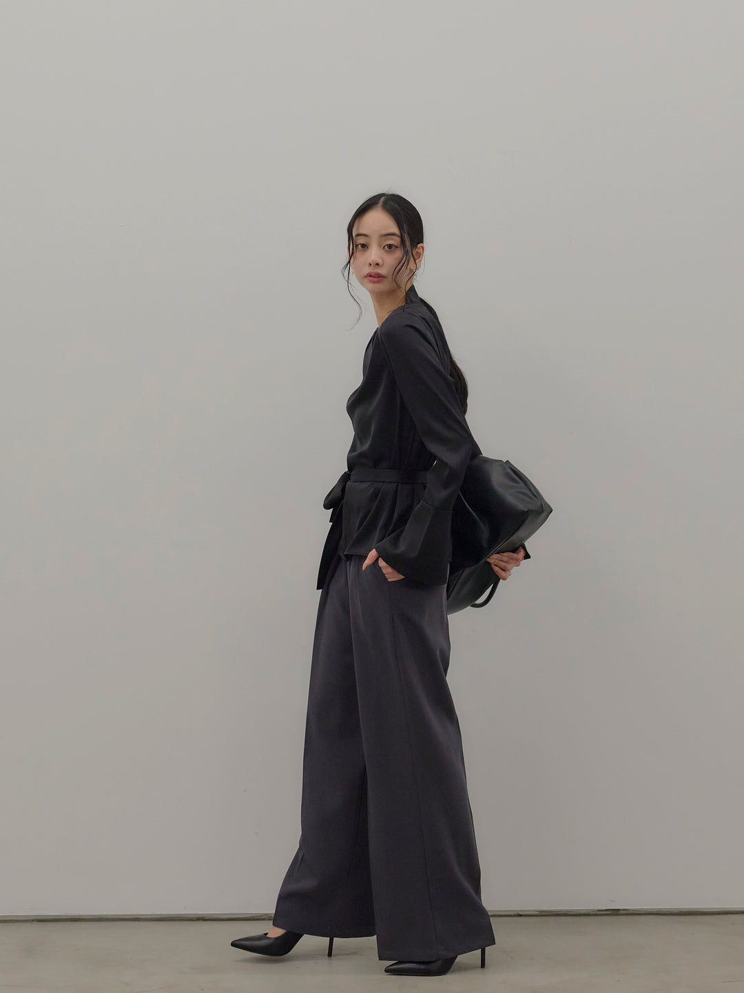 【Essential】2wayタイ付きベルスリーブサテンブラウス