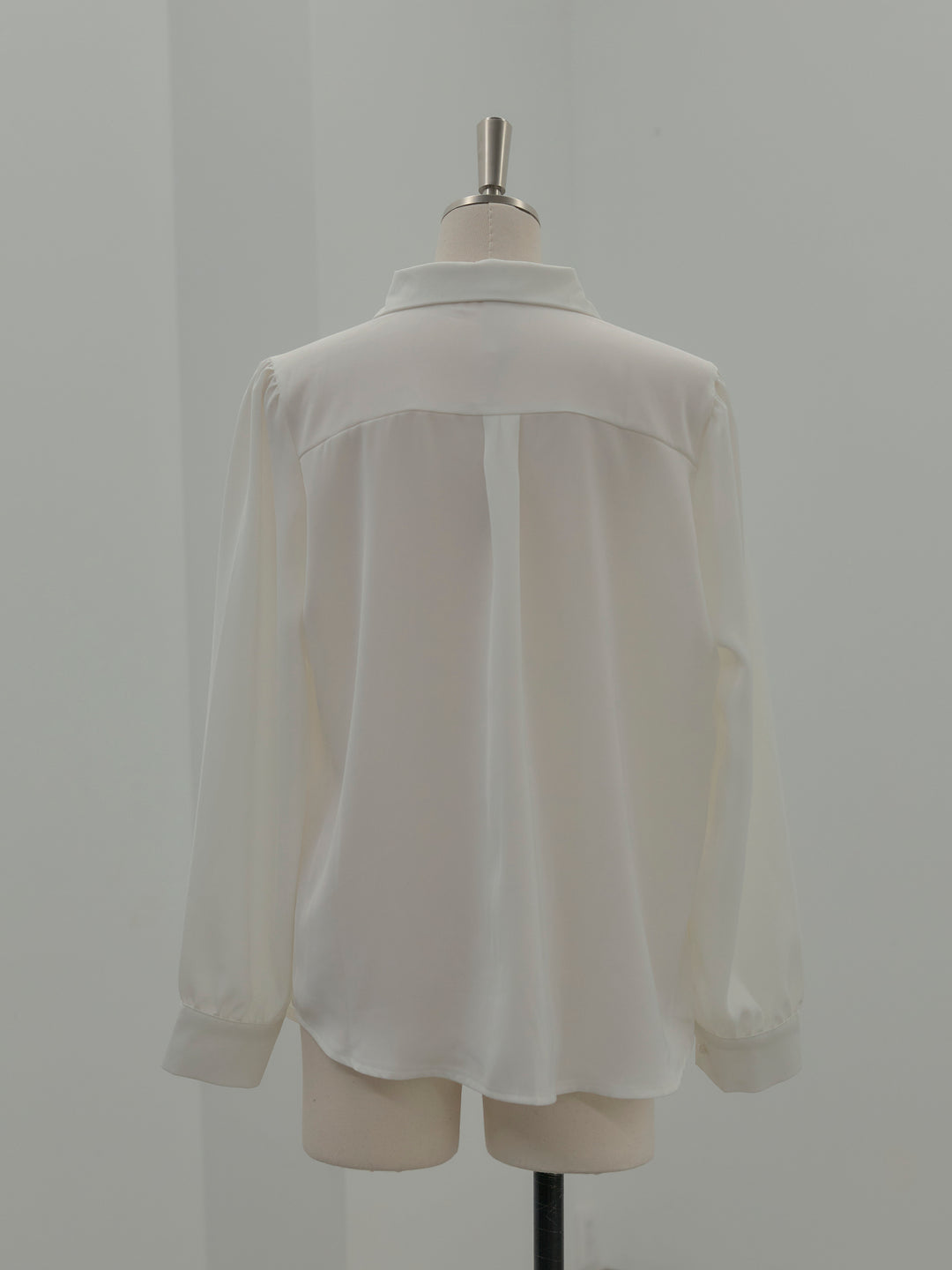 パールボタンサテンシャツ