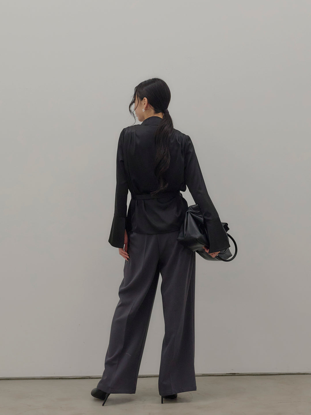 【Essential】2wayタイ付きベルスリーブサテンブラウス