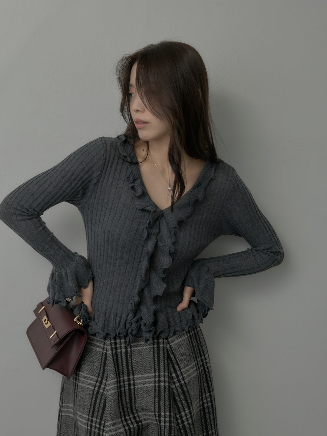 【SET】Vネックフリルデザインニットトップス+【Essential】クラシカルチェックウールタッチスカート(2set)
