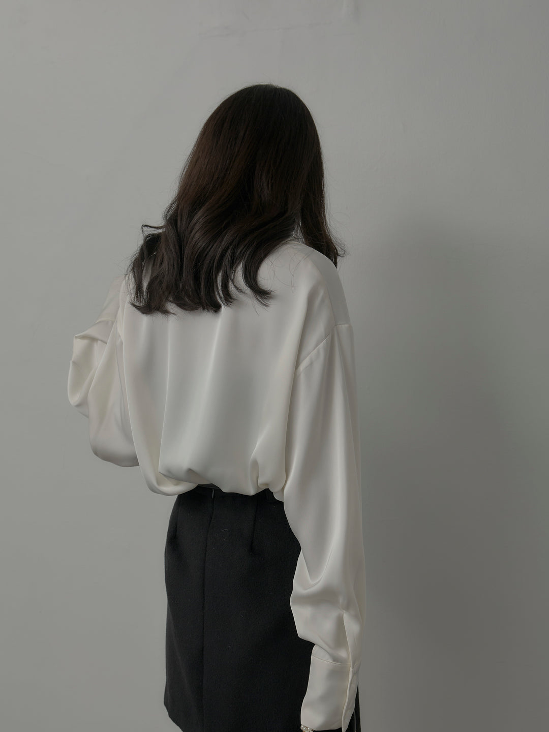 【SET】ケープ付きオーバーサテンシャツ+【Essential】ウールタッチミニスカート(2set)