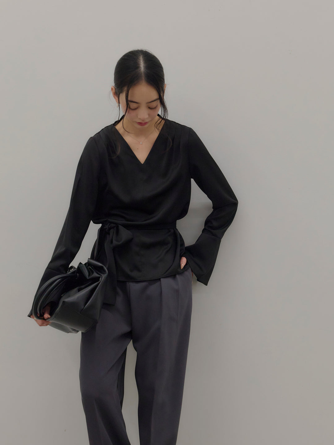 【Essential】2wayタイ付きベルスリーブサテンブラウス