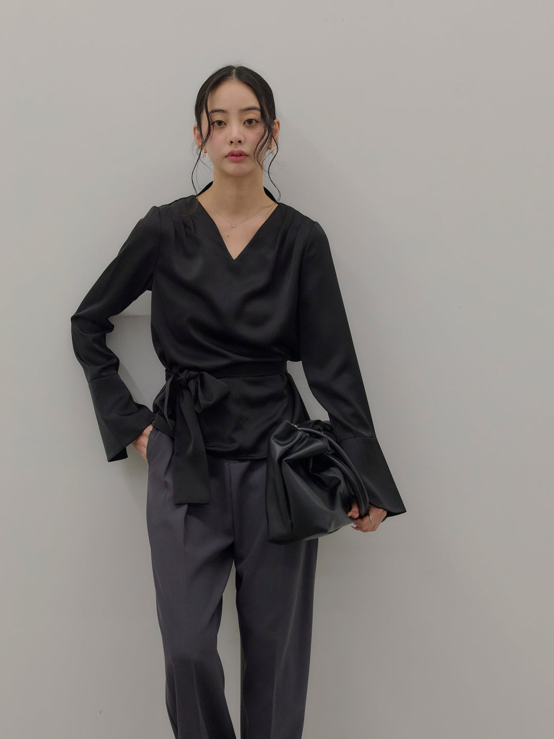 【Essential】2wayタイ付きベルスリーブサテンブラウス