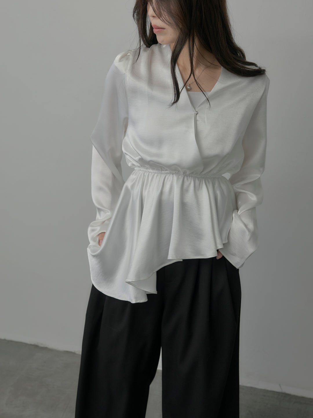 【SET】Vネックアシメサテンブラウス+【Essential】３タックスラックス(2set)