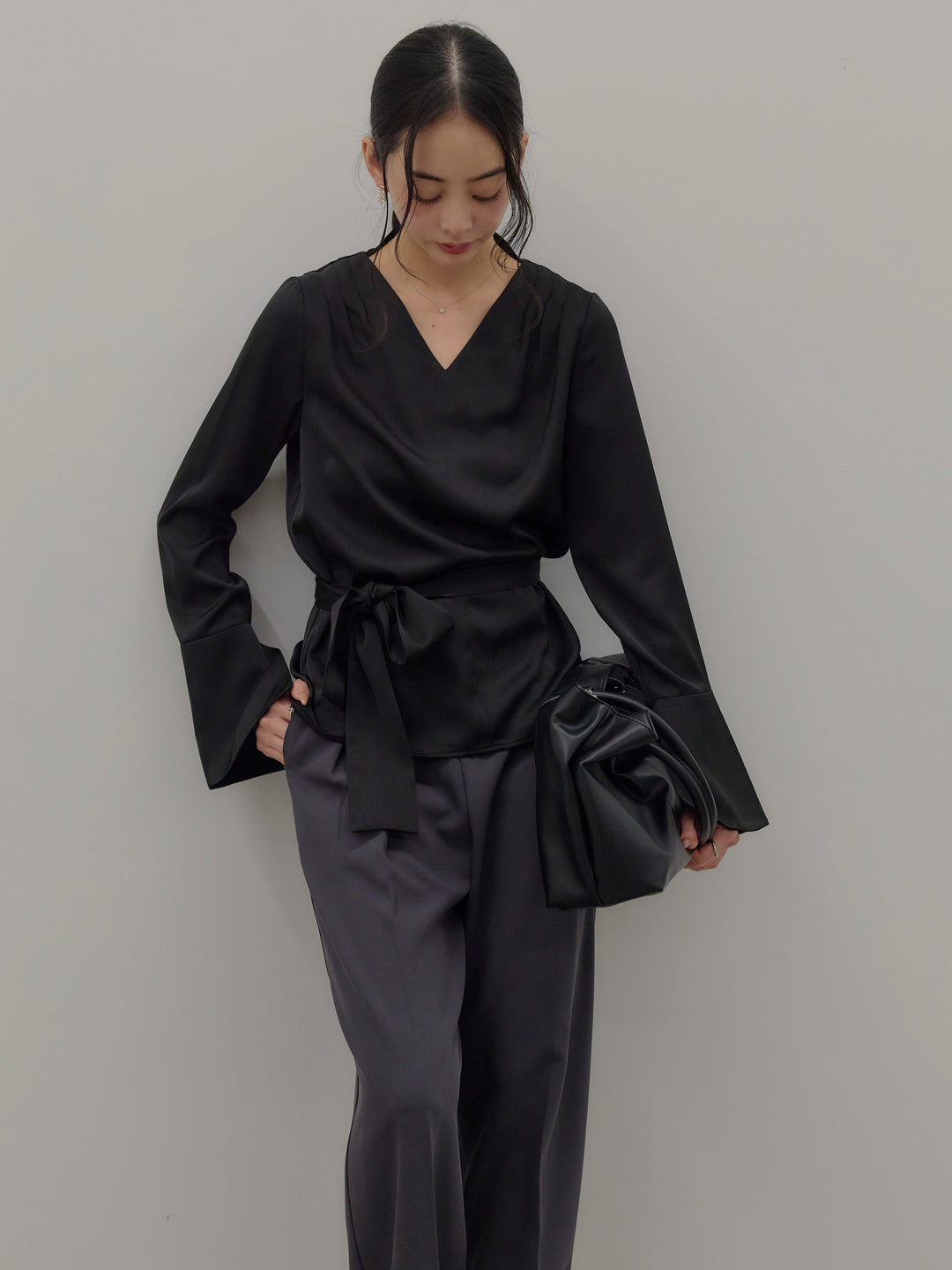 【Essential】2wayタイ付きベルスリーブサテンブラウス