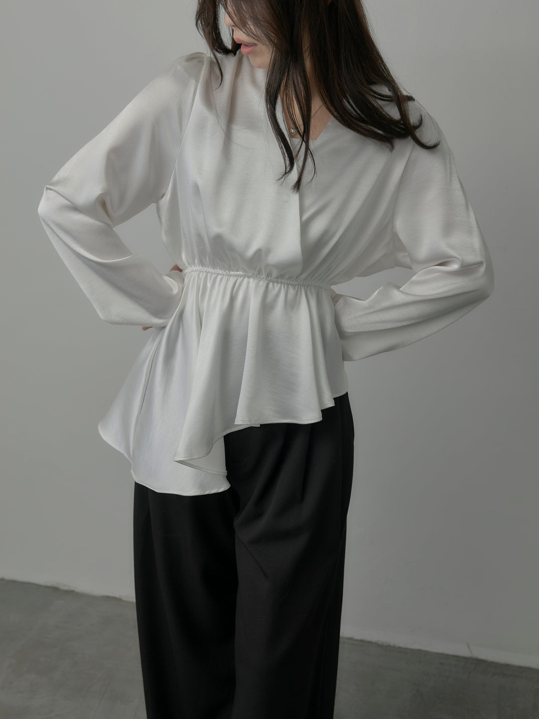 【SET】Vネックアシメサテンブラウス+【Essential】３タックスラックス(2set)