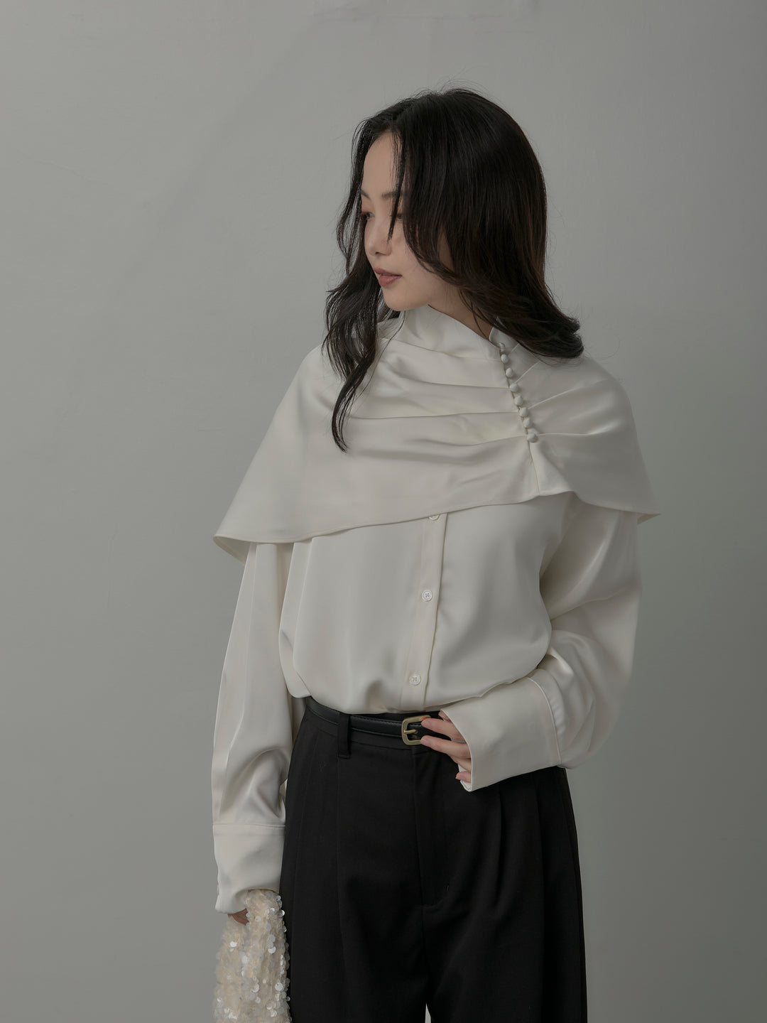 【SET】ケープ付きオーバーサテンシャツ+【Essential】３タックスラックス(2set)