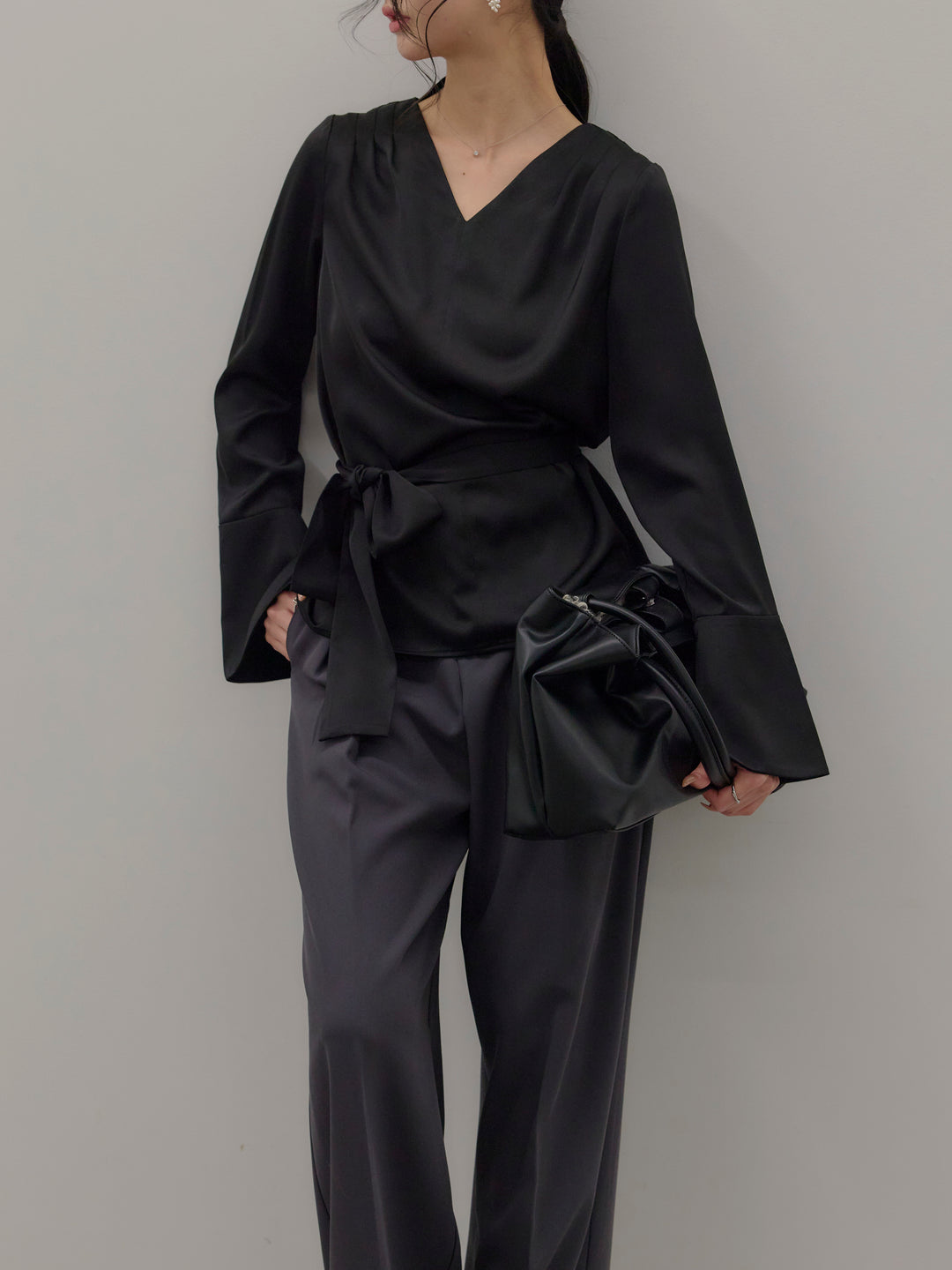 【Essential】2wayタイ付きベルスリーブサテンブラウス