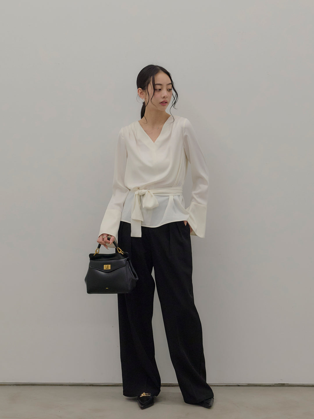 【Essential】2wayタイ付きベルスリーブサテンブラウス