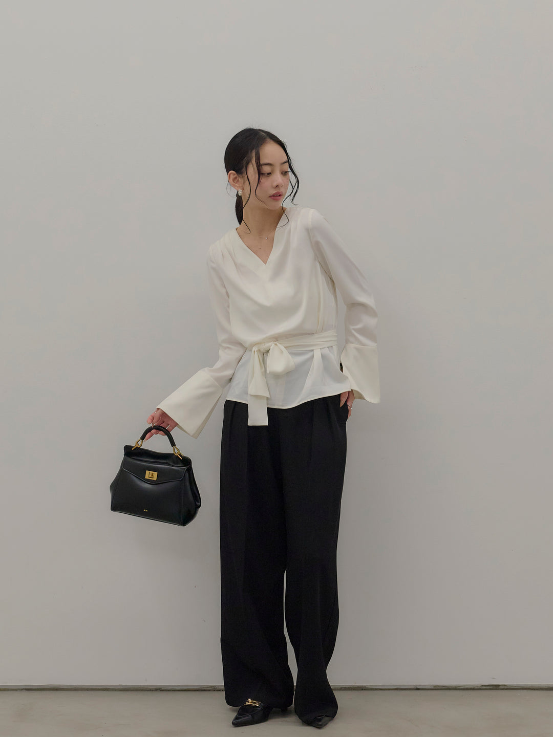 【Essential】2wayタイ付きベルスリーブサテンブラウス