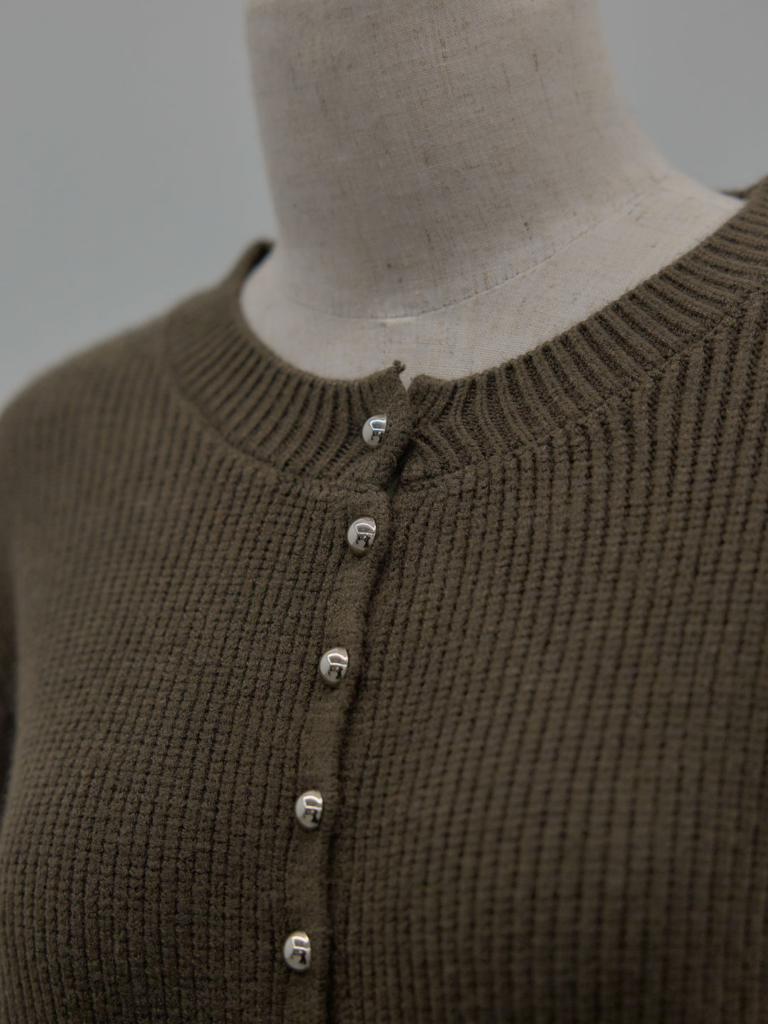 メタルボタンリブニットカーディガン