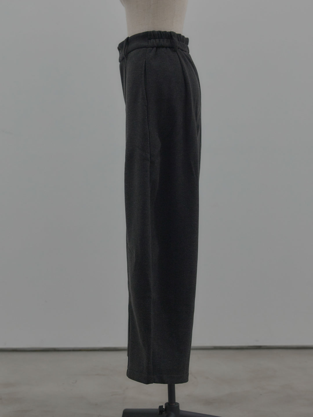 カーブデザインスウェットライクパンツ