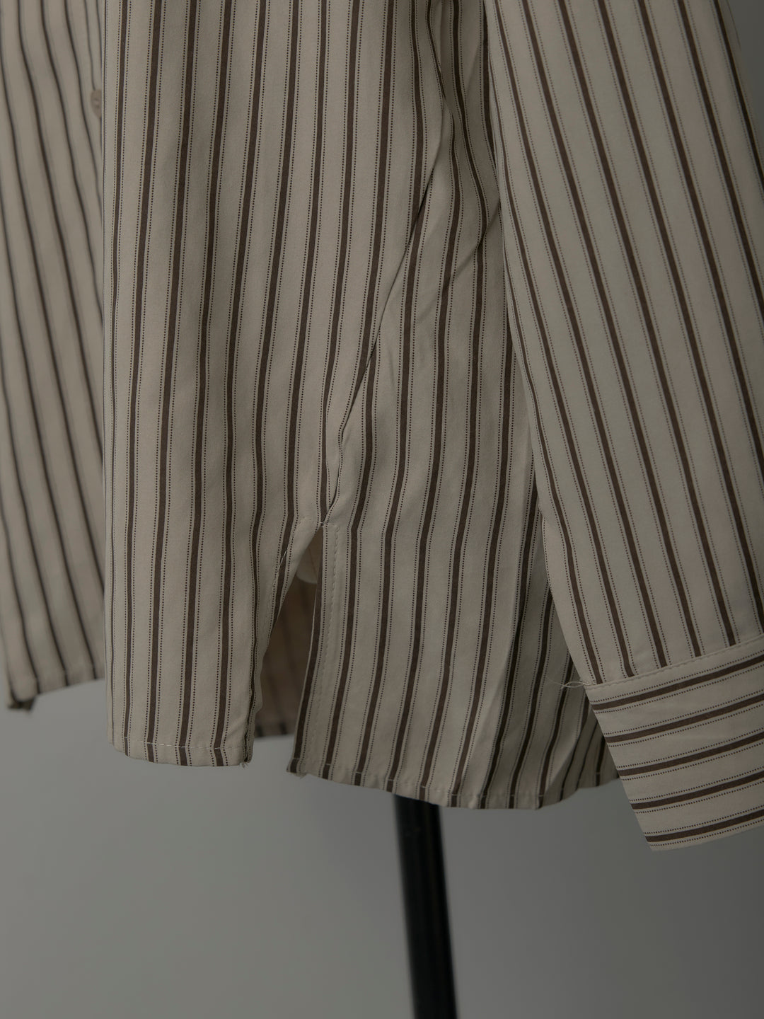 スエードタッチドッキングデザインストライプシャツ