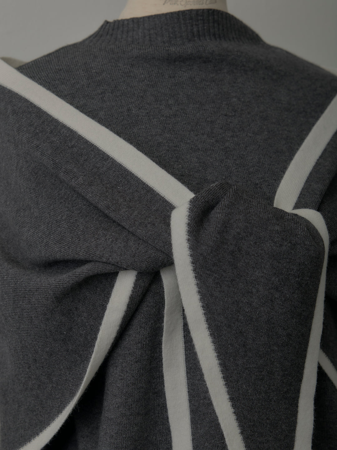 配色スカーフ付きニットトップス