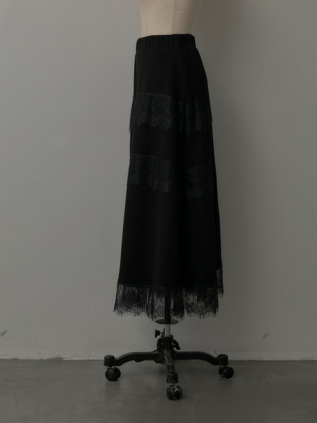レースデザインフレアスカート
