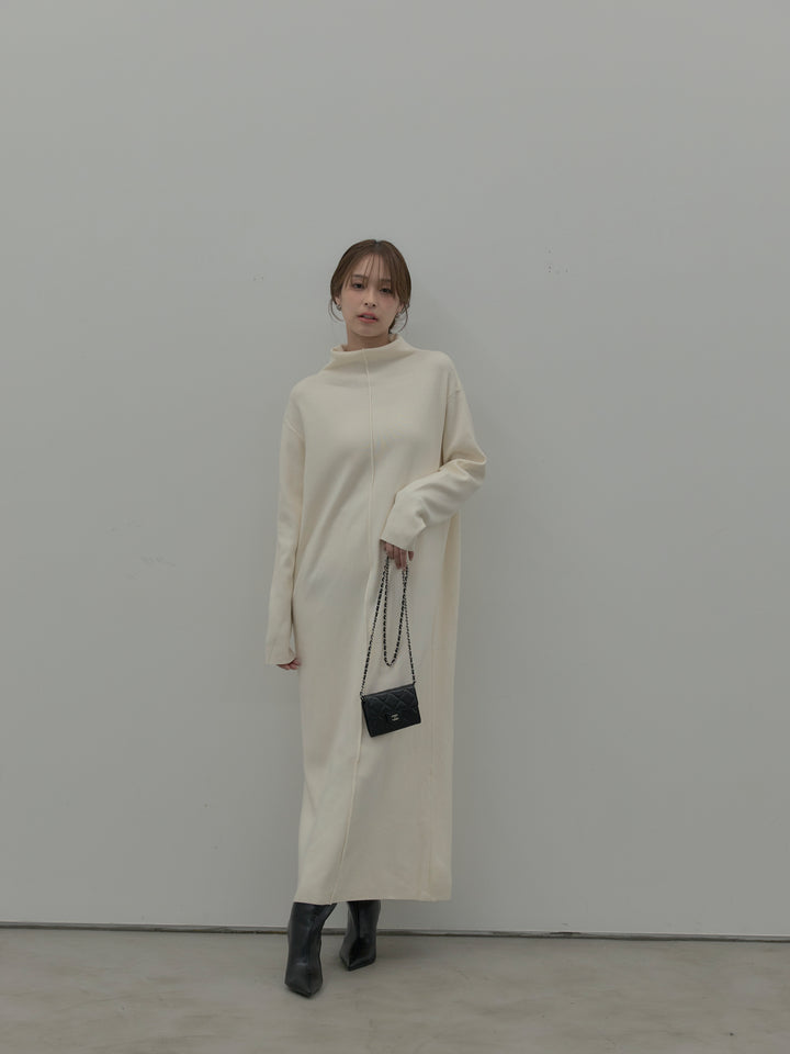 センターシームハイネックロングニットワンピース