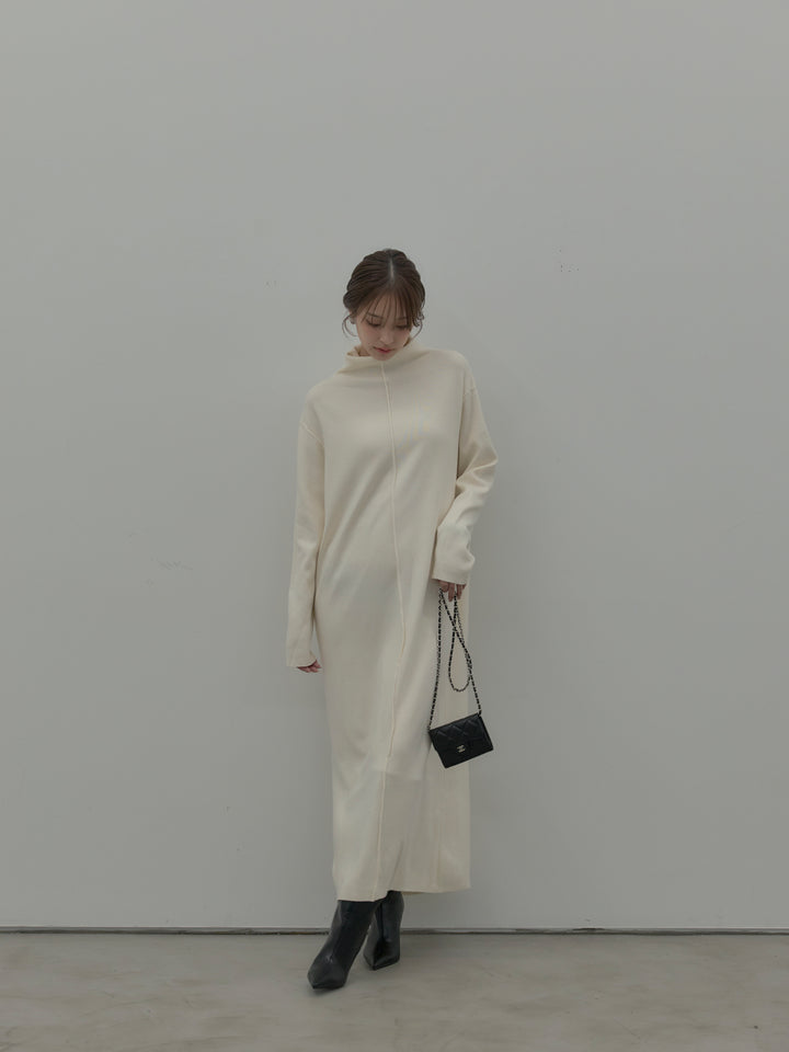 センターシームハイネックロングニットワンピース