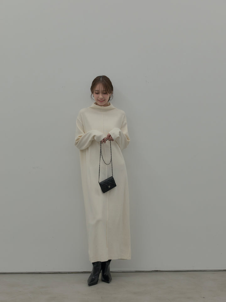 センターシームハイネックロングニットワンピース