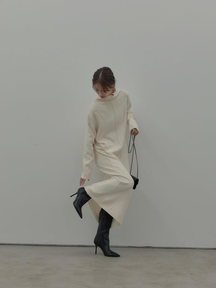 センターシームハイネックロングニットワンピース